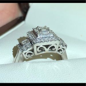 14 Karat White Gold.  1CT    Send me an offer.